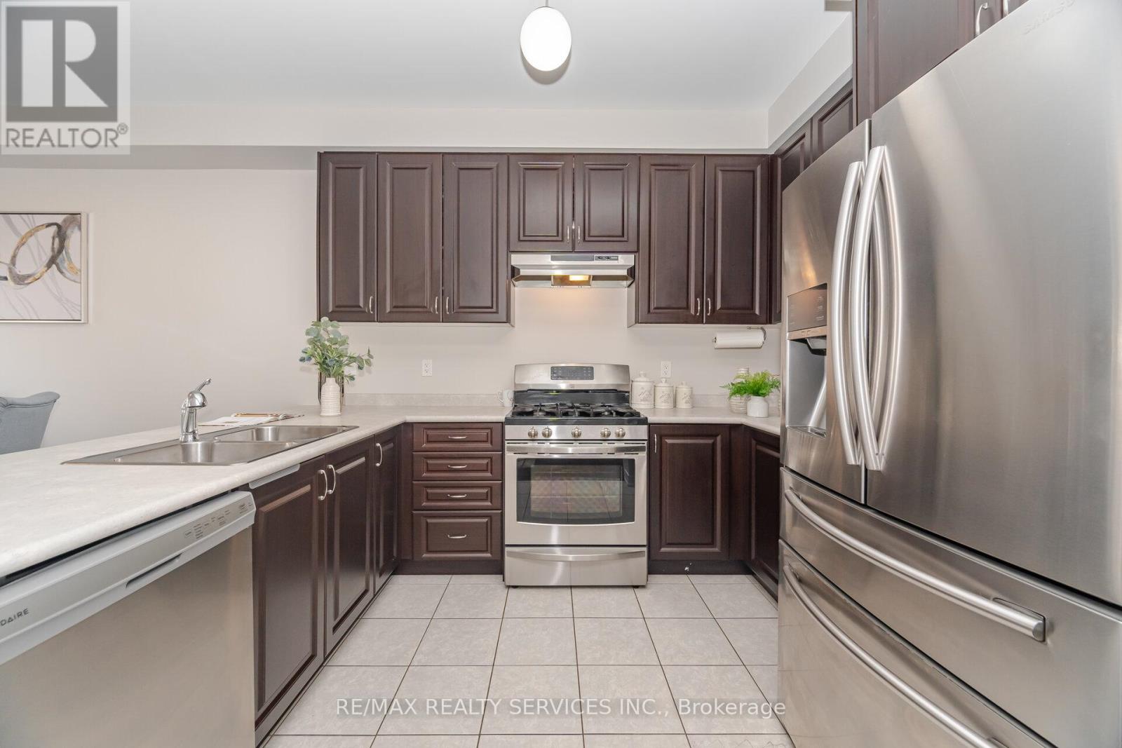 Photo 14 of 20 Blackberry Valley Crescent, Caledon ON
