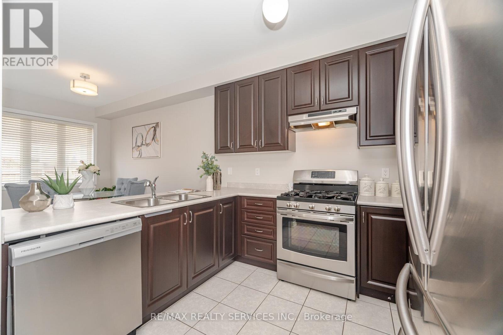 Photo 15 of 20 Blackberry Valley Crescent, Caledon ON