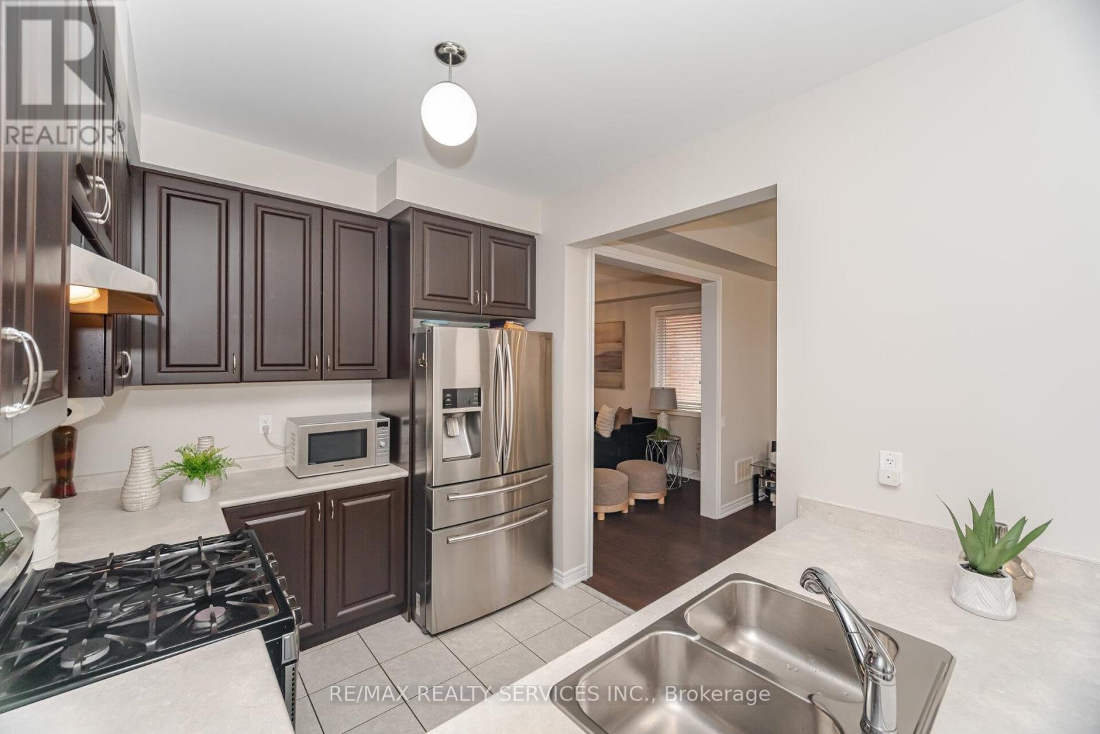 Photo 2 of 20 Blackberry Valley Crescent, Caledon ON