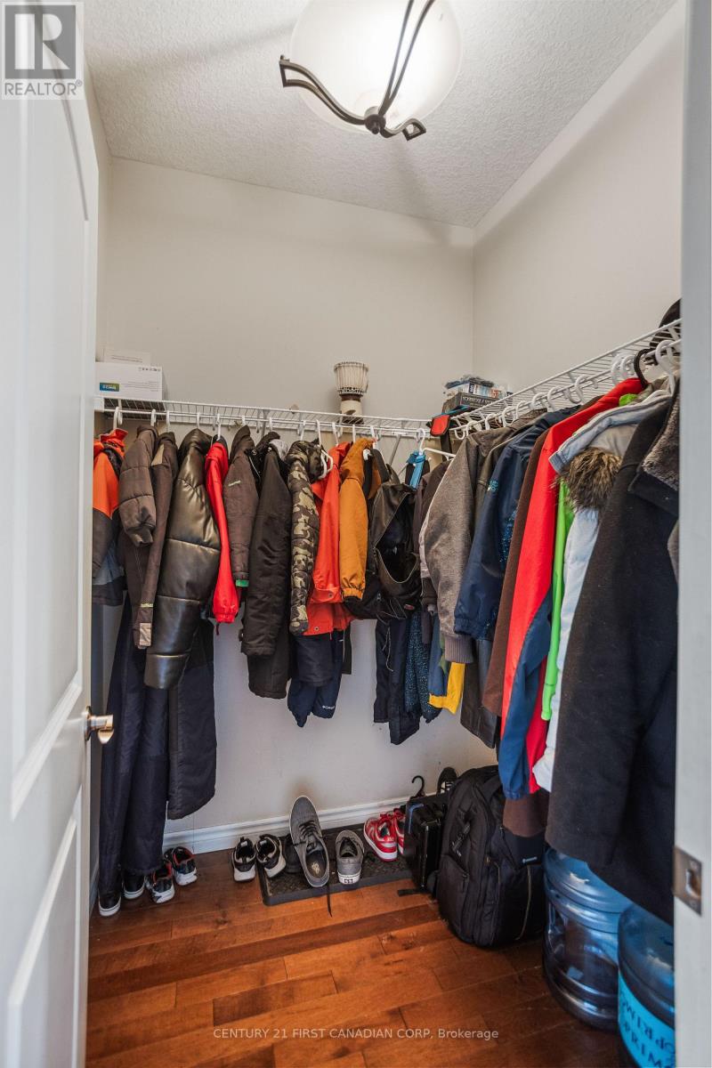 Photo 8 of 6621 Navin Crescent, London South ON