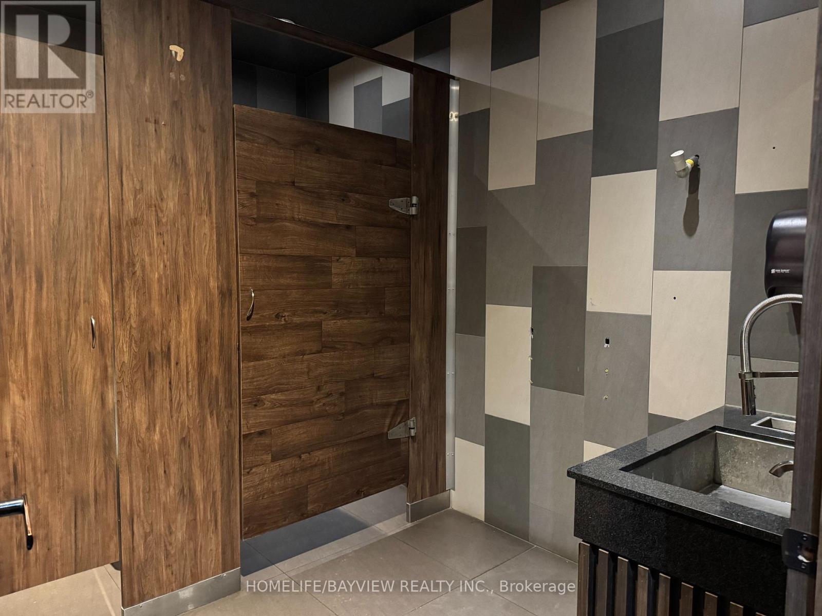 Photo 9 of 3 16640 Yonge Street, Newmarket ON