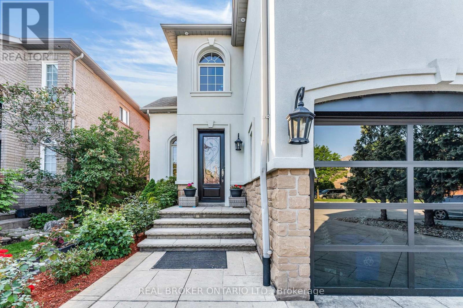 Photo 3 of 2293 Woodcrest Drive, Oakville ON