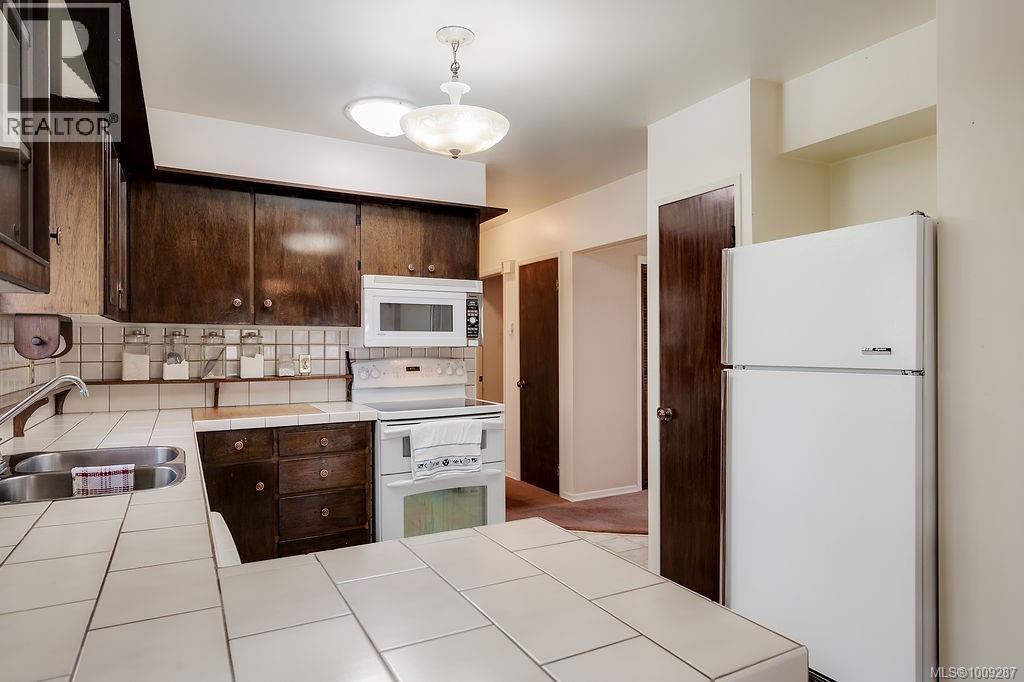 Photo 9 of 1080 Holly Park Rd, Central Saanich BC