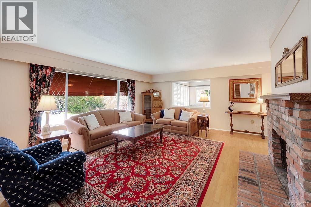 Photo 10 of 1080 Holly Park Rd, Central Saanich BC