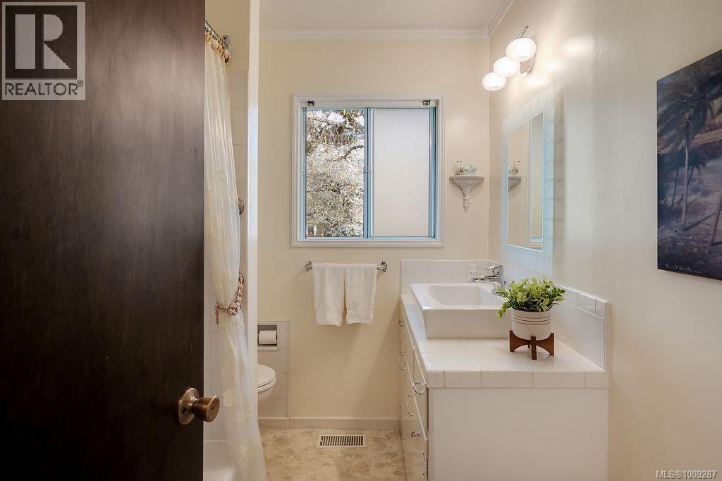 Photo 16 of 1080 Holly Park Rd, Central Saanich BC