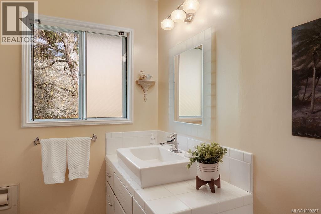 Photo 6 of 1080 Holly Park Rd, Central Saanich BC
