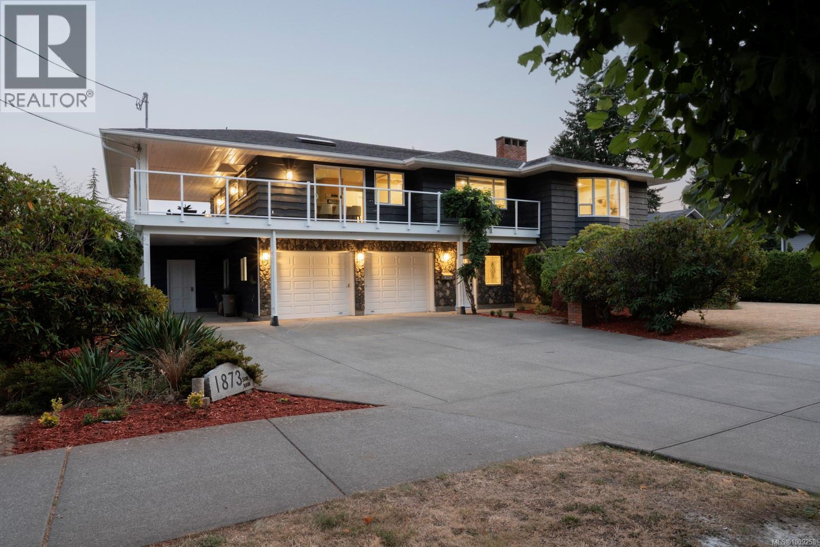 Photo 3 of 1873 San Juan Ave, Saanich BC