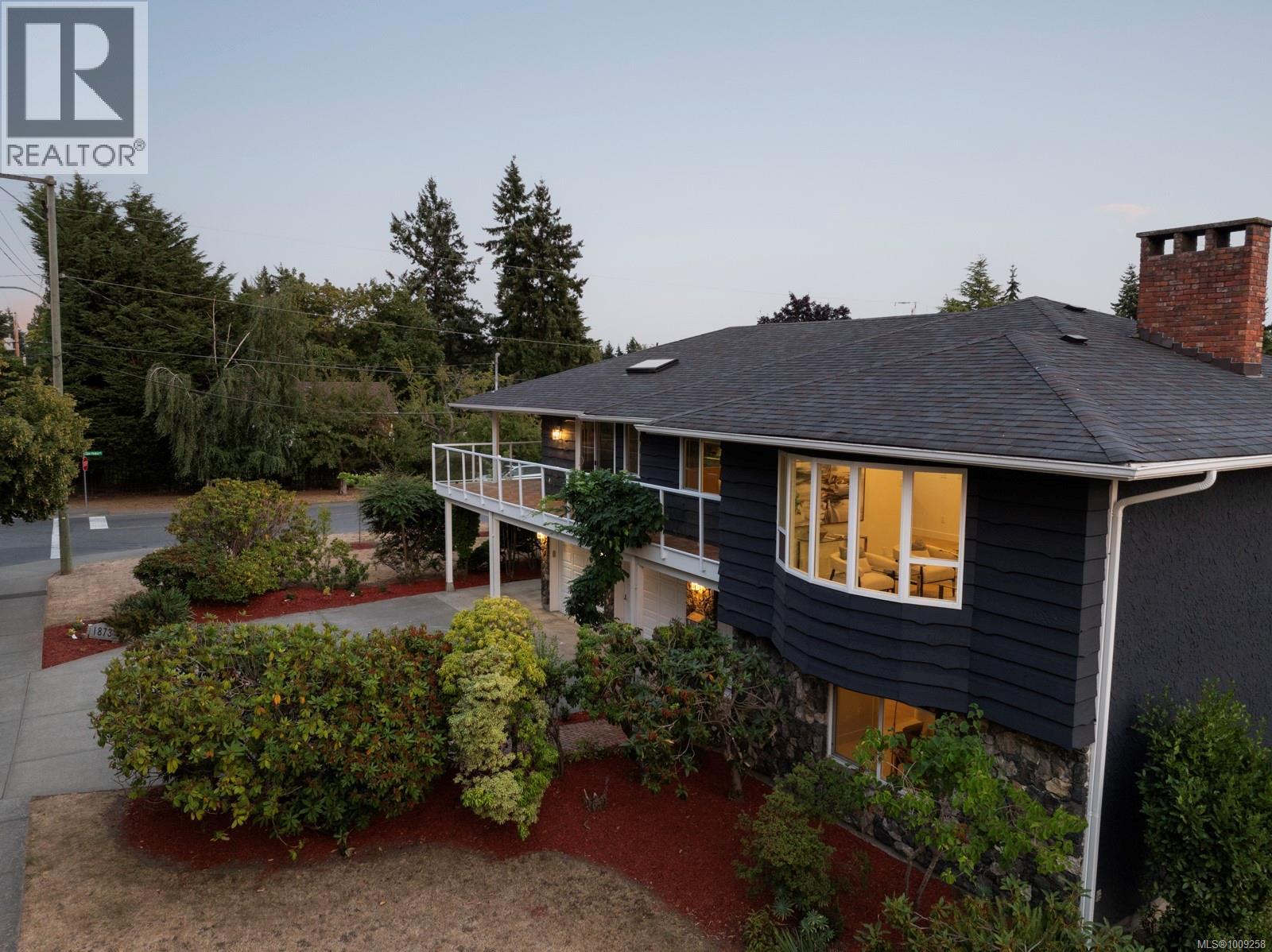 Photo 5 of 1873 San Juan Ave, Saanich BC