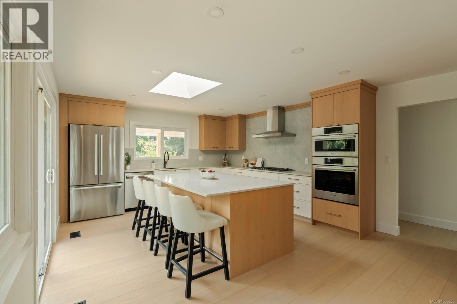 Photo 7 of 1873 San Juan Ave, Saanich BC