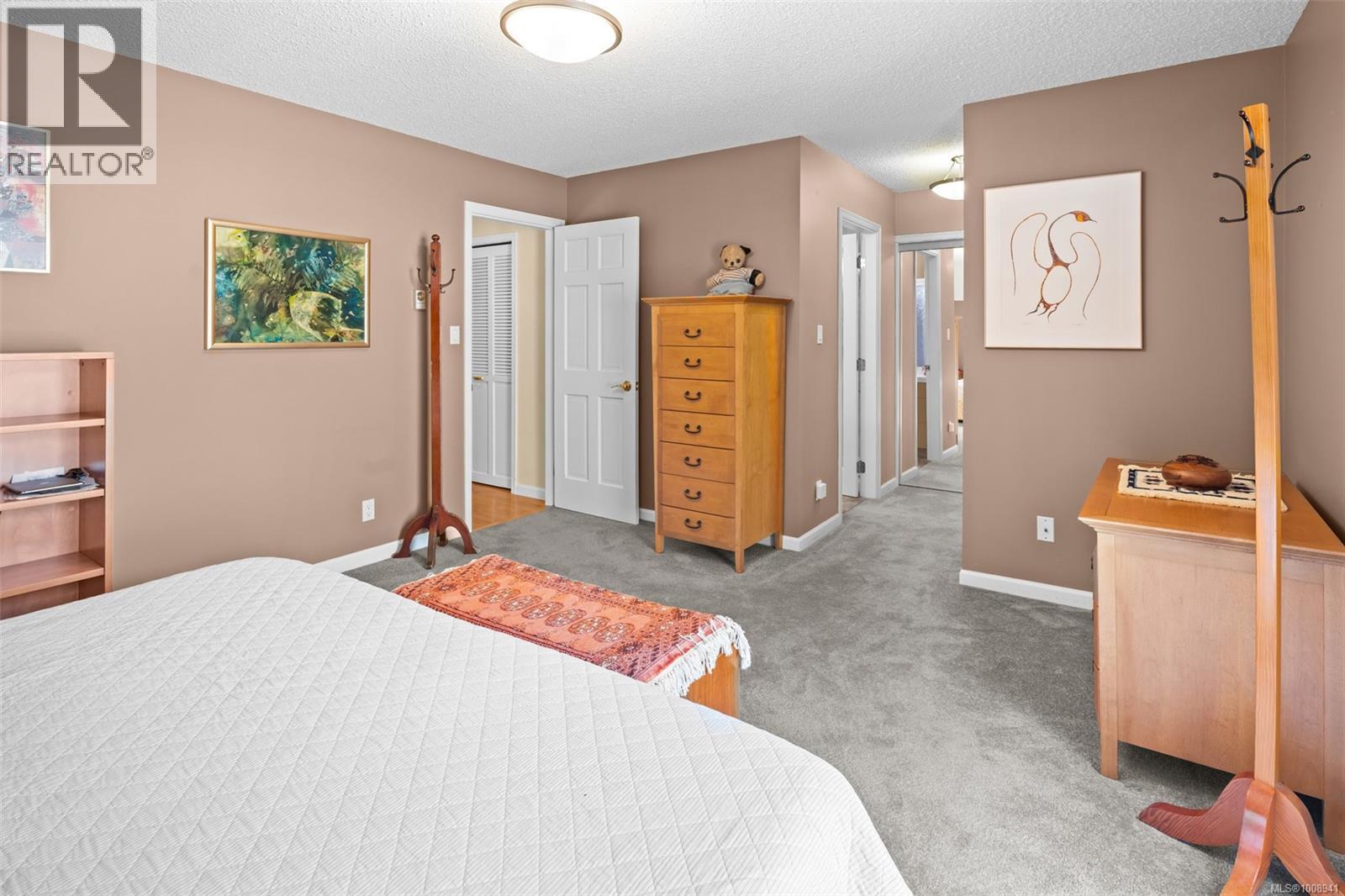 Photo 3 of 4216 Lynnfield Cres, Saanich BC