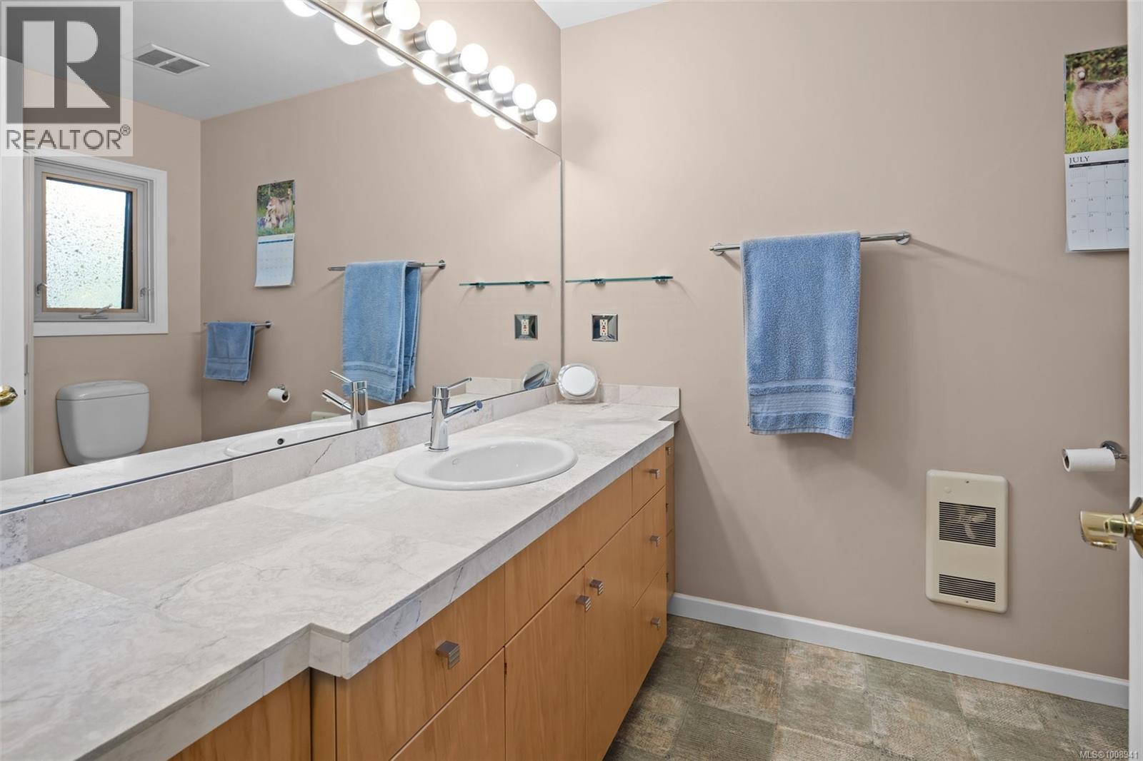 Photo 41 of 4216 Lynnfield Cres, Saanich BC
