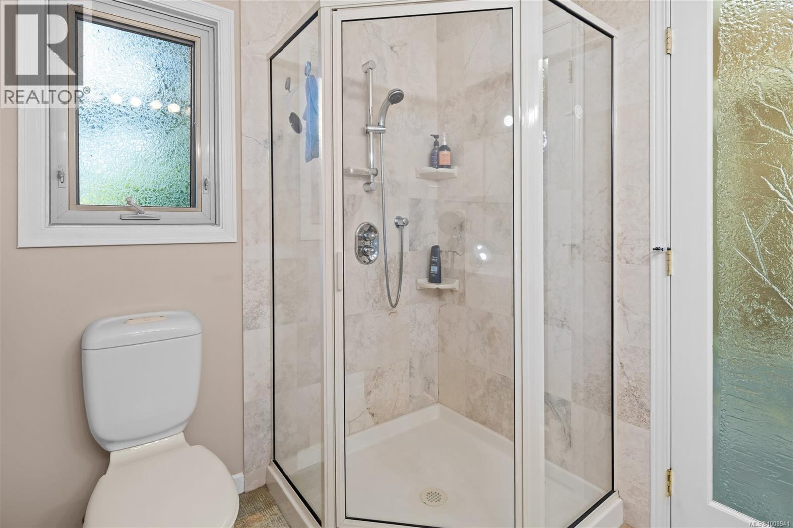 Photo 18 of 4216 Lynnfield Cres, Saanich BC