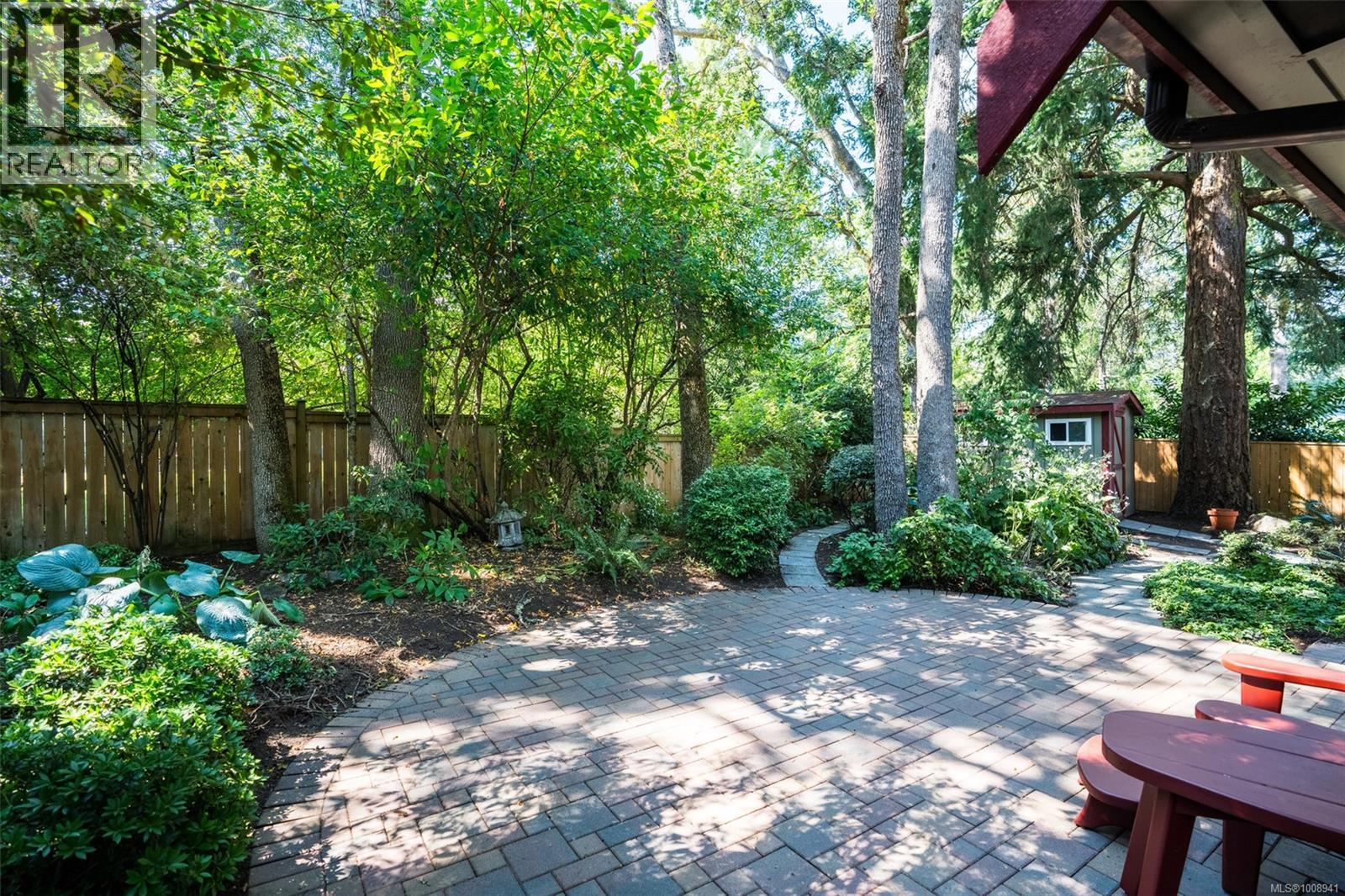 Photo 5 of 4216 Lynnfield Cres, Saanich BC