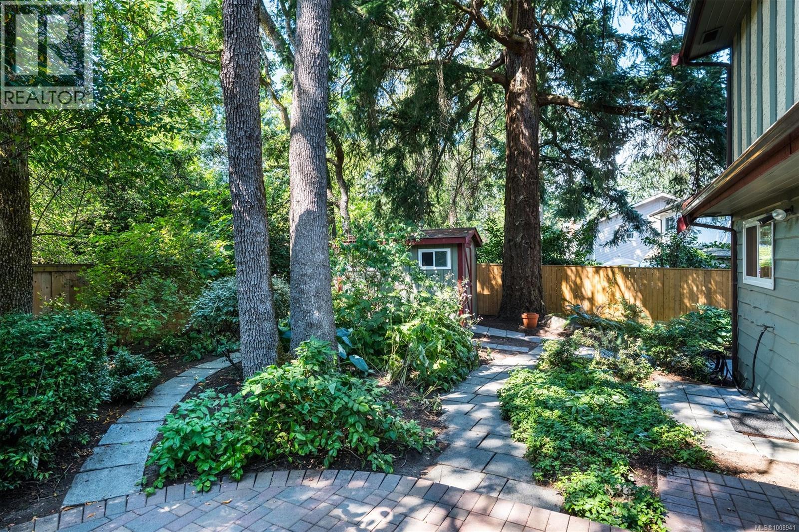 Photo 30 of 4216 Lynnfield Cres, Saanich BC