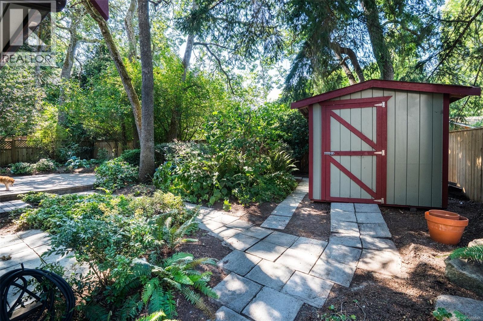 Photo 17 of 4216 Lynnfield Cres, Saanich BC