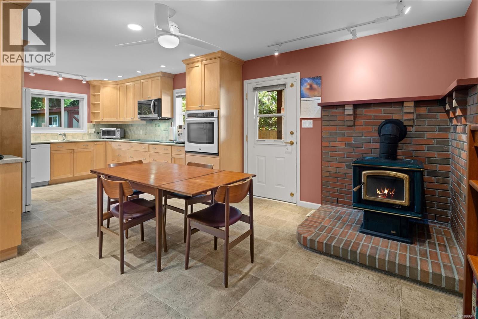 Photo 9 of 4216 Lynnfield Cres, Saanich BC