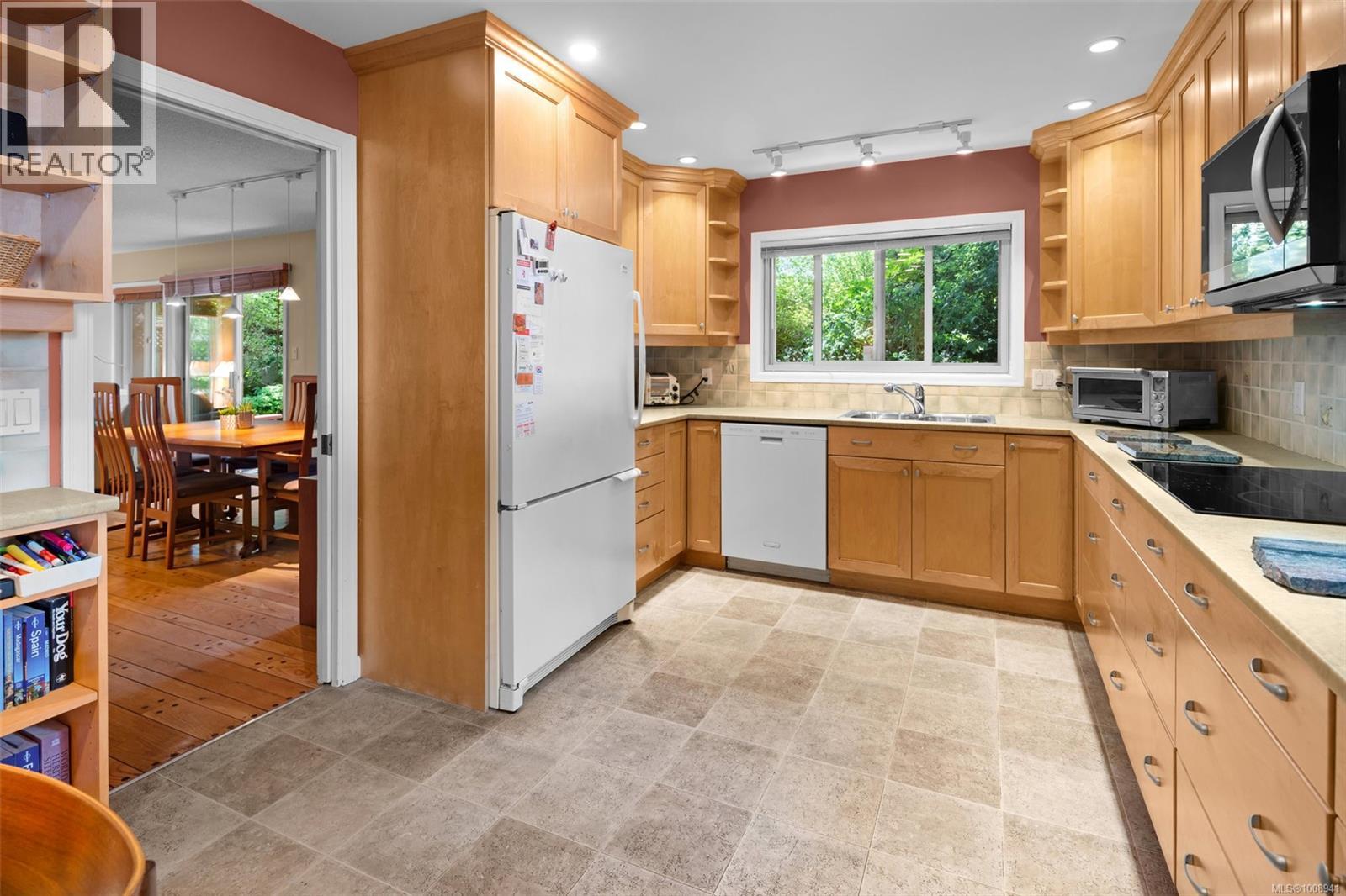 Photo 33 of 4216 Lynnfield Cres, Saanich BC