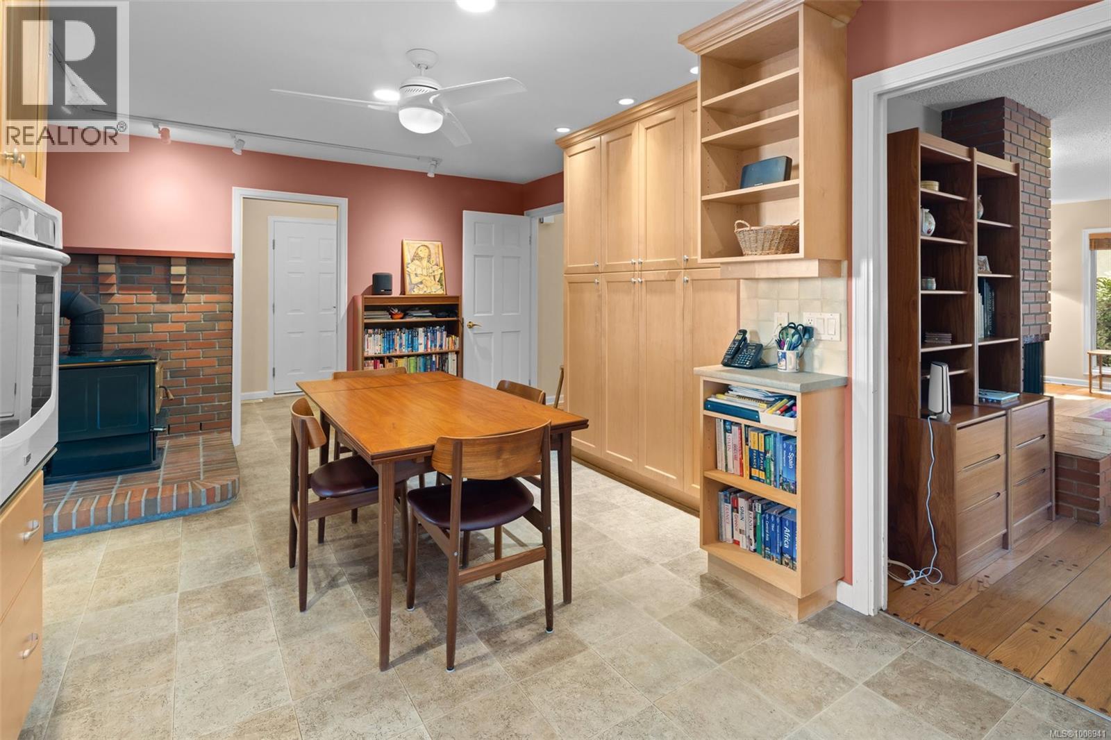 Photo 10 of 4216 Lynnfield Cres, Saanich BC