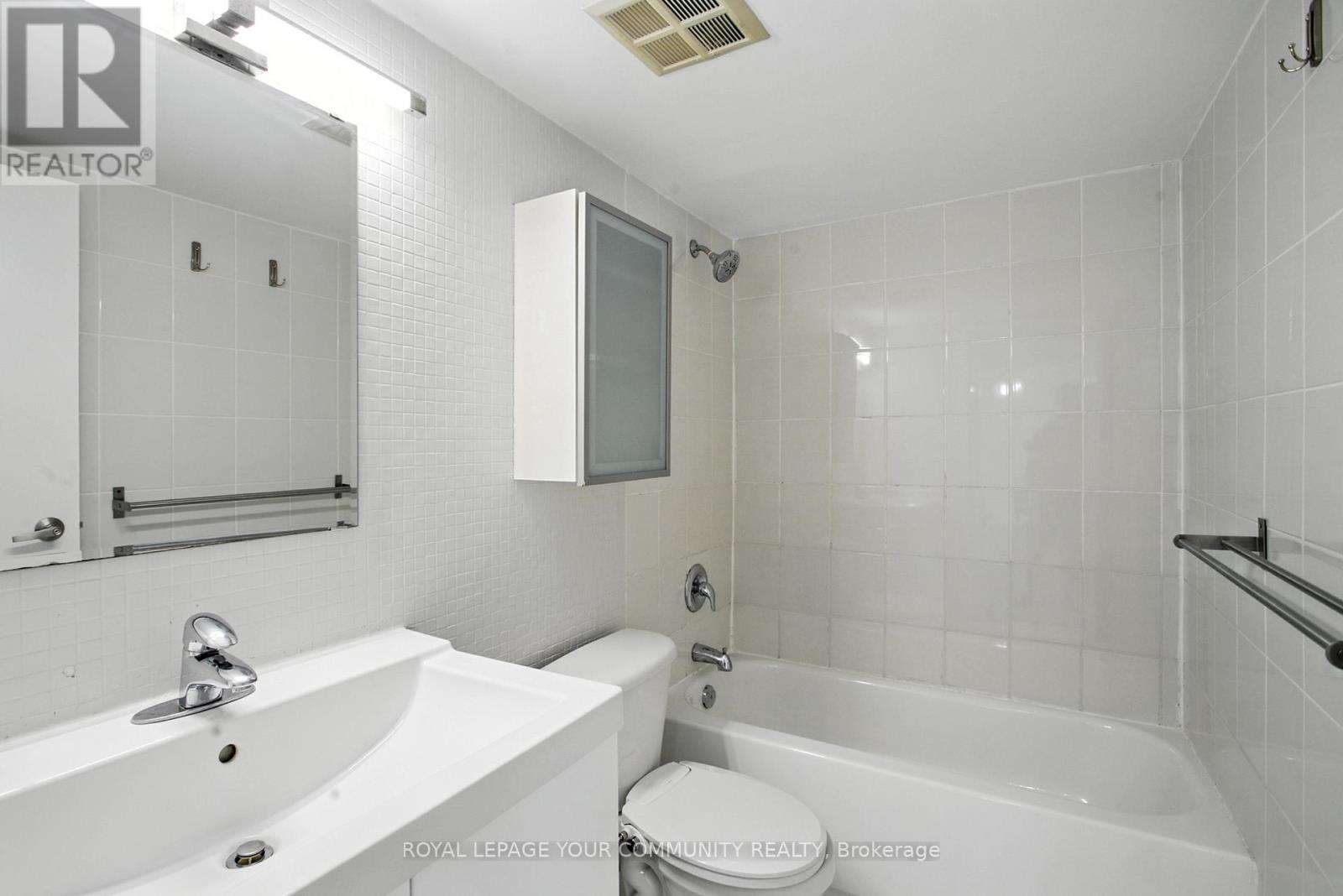Photo 4 of 1103 25 Grenville Street, Toronto ON