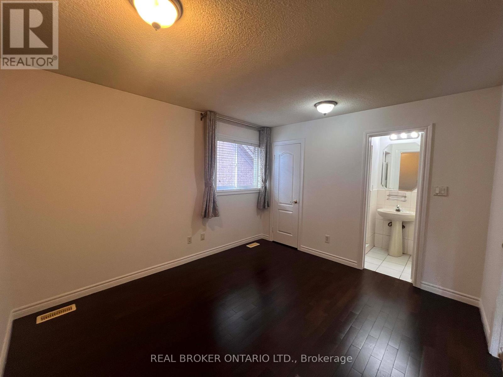 Photo 8 of 36 Stonebridge Boulevard, Toronto ON