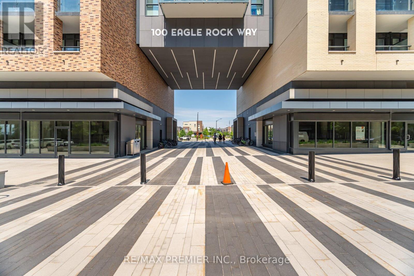 Photo 2 of 317 100 Eagle Rock Way, Vaughan ON