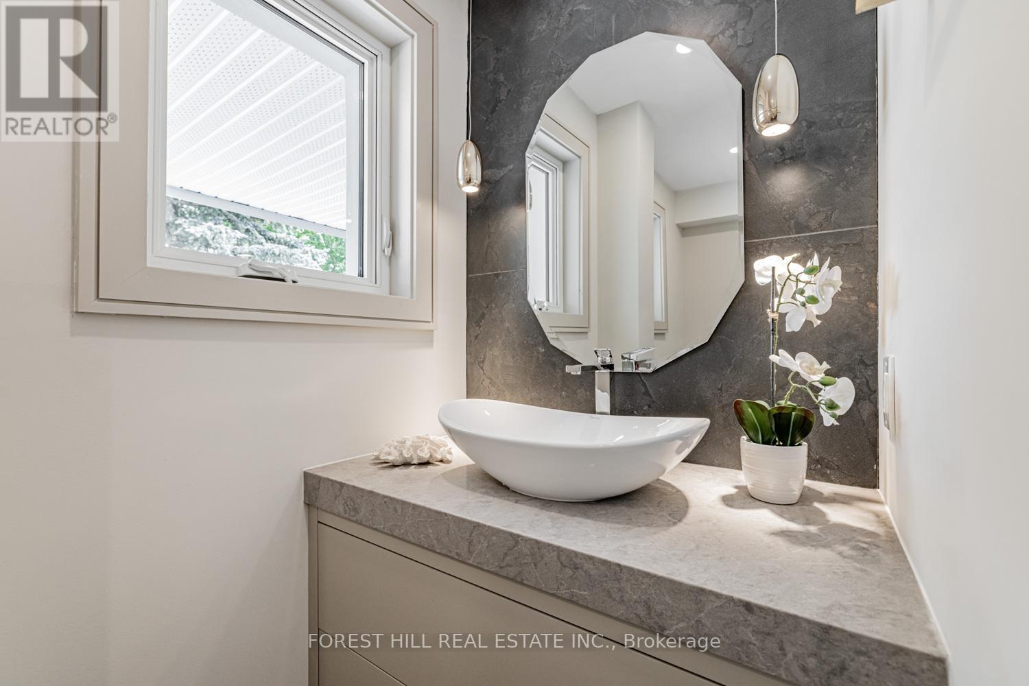 Photo 21 of 43 Thorny Brae Drive, Markham ON