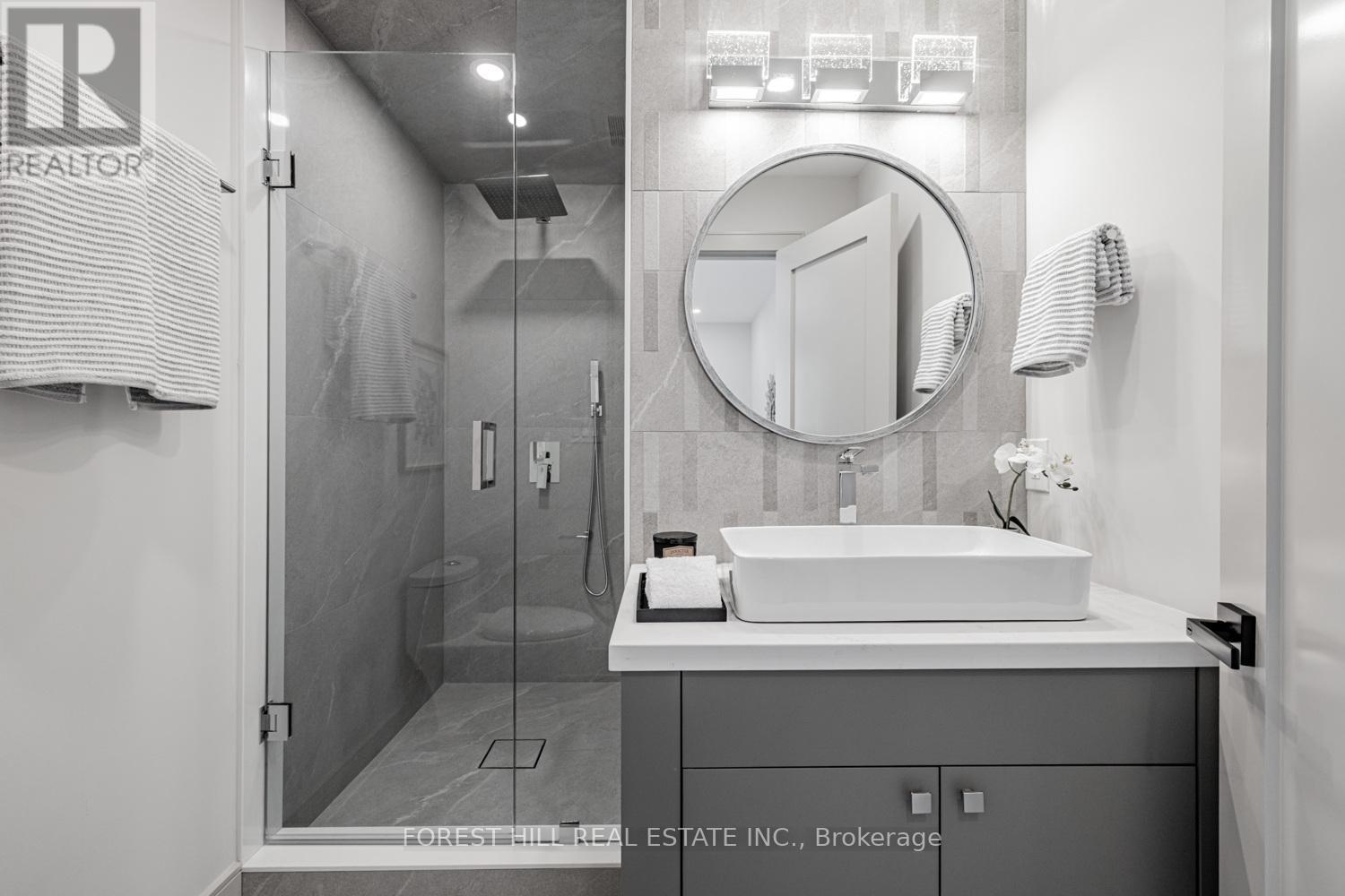 Photo 33 of 43 Thorny Brae Drive, Markham ON