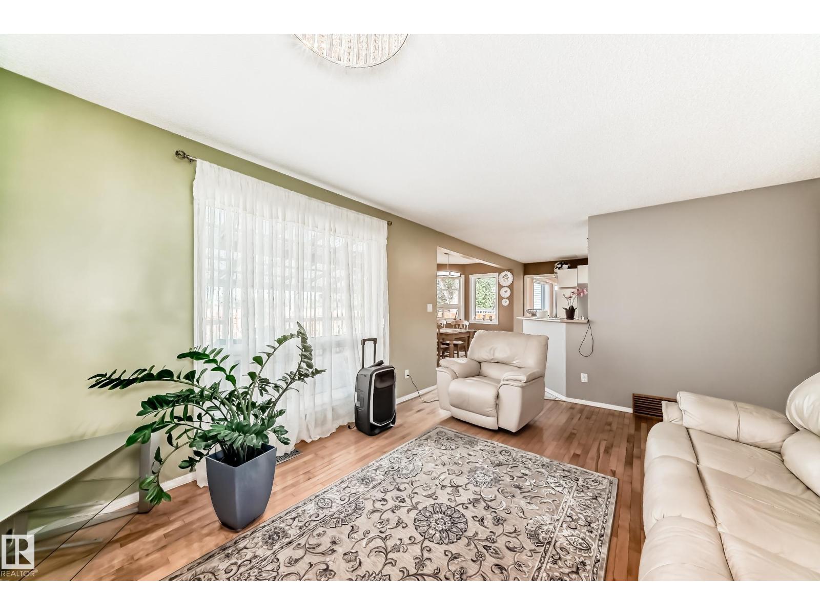 Photo 10 of 38 Deane Cr, St Albert AB