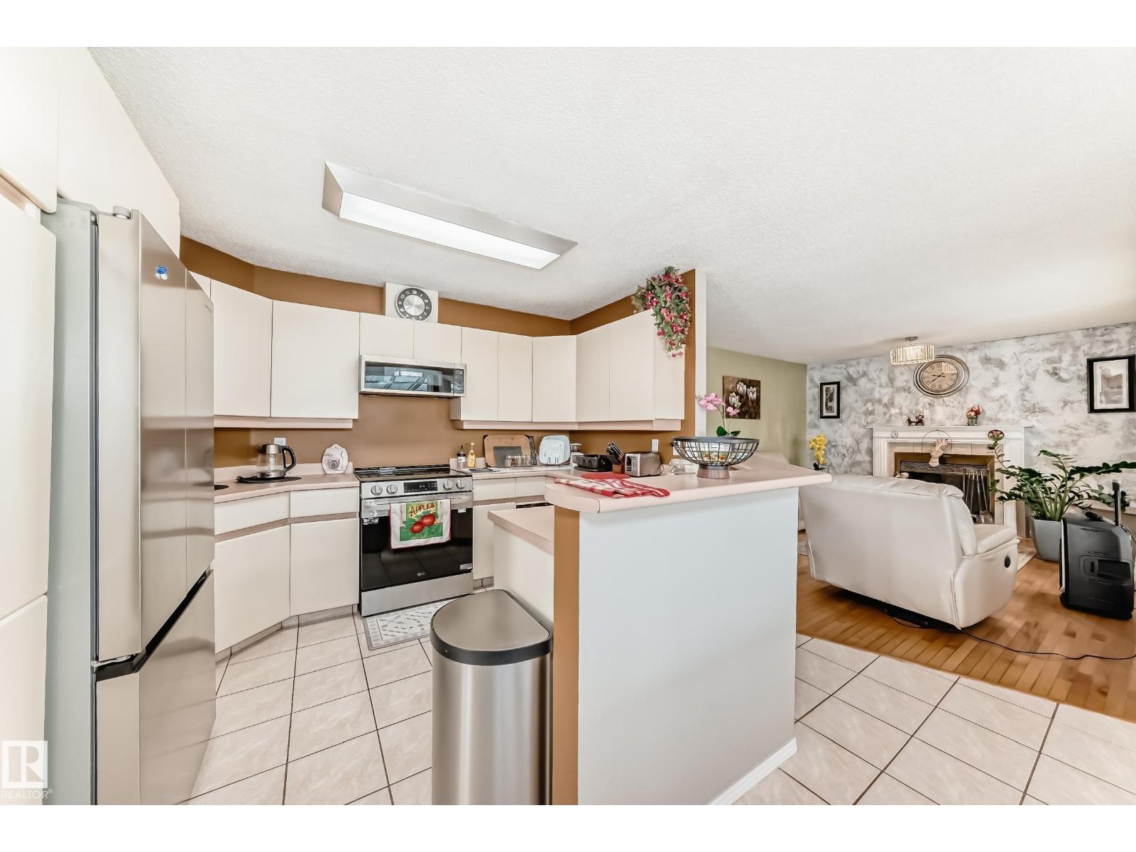 Photo 11 of 38 Deane Cr, St Albert AB