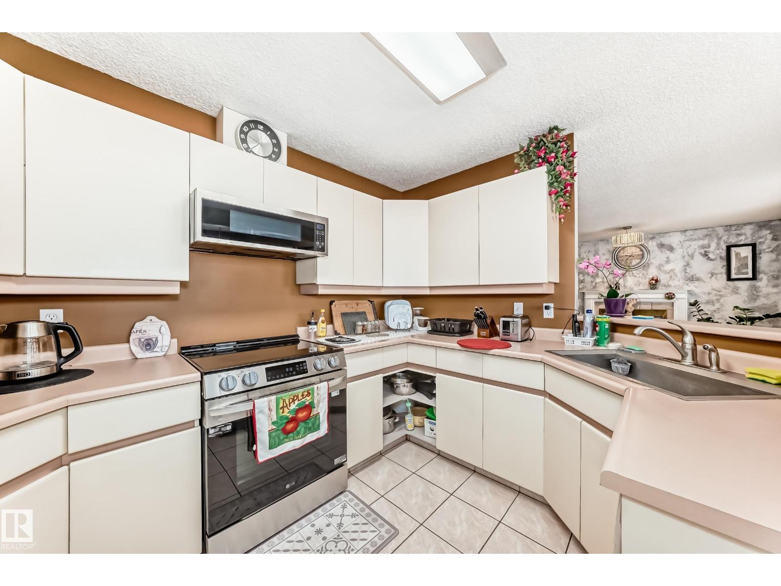 Photo 12 of 38 Deane Cr, St Albert AB