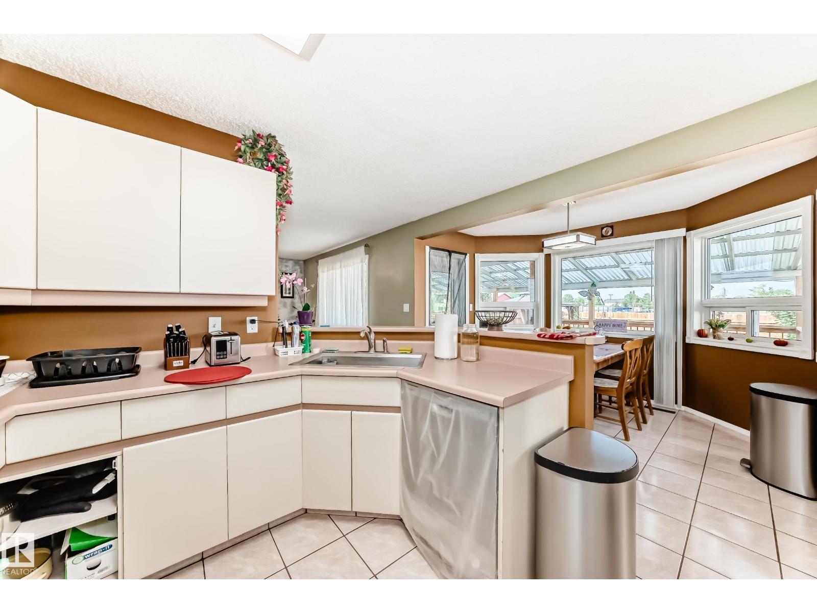 Photo 13 of 38 Deane Cr, St Albert AB