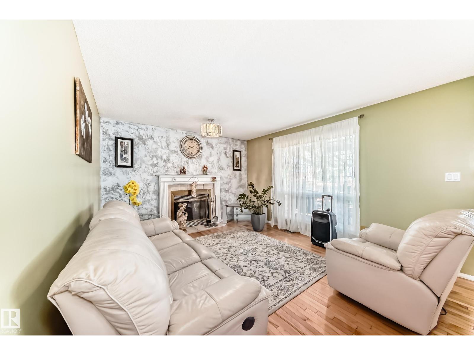 Photo 17 of 38 Deane Cr, St Albert AB