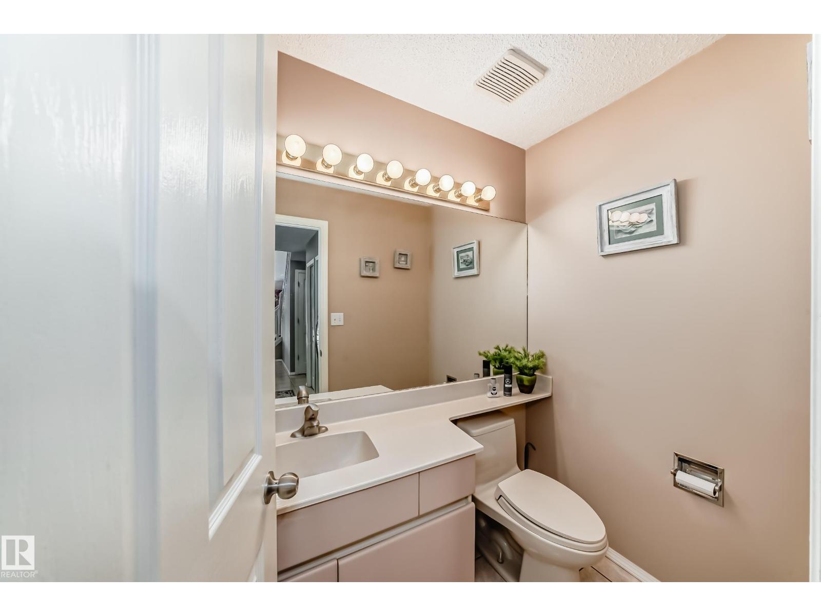 Photo 19 of 38 Deane Cr, St Albert AB