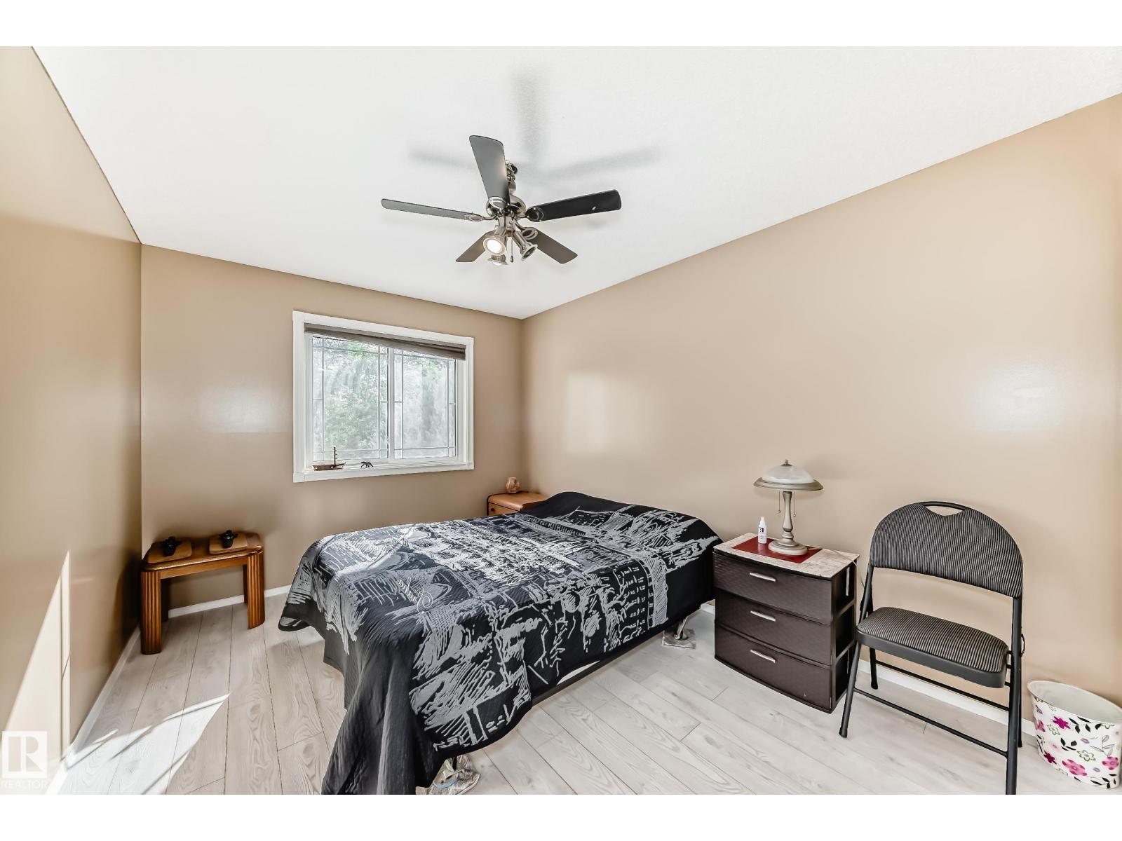 Photo 27 of 38 Deane Cr, St Albert AB