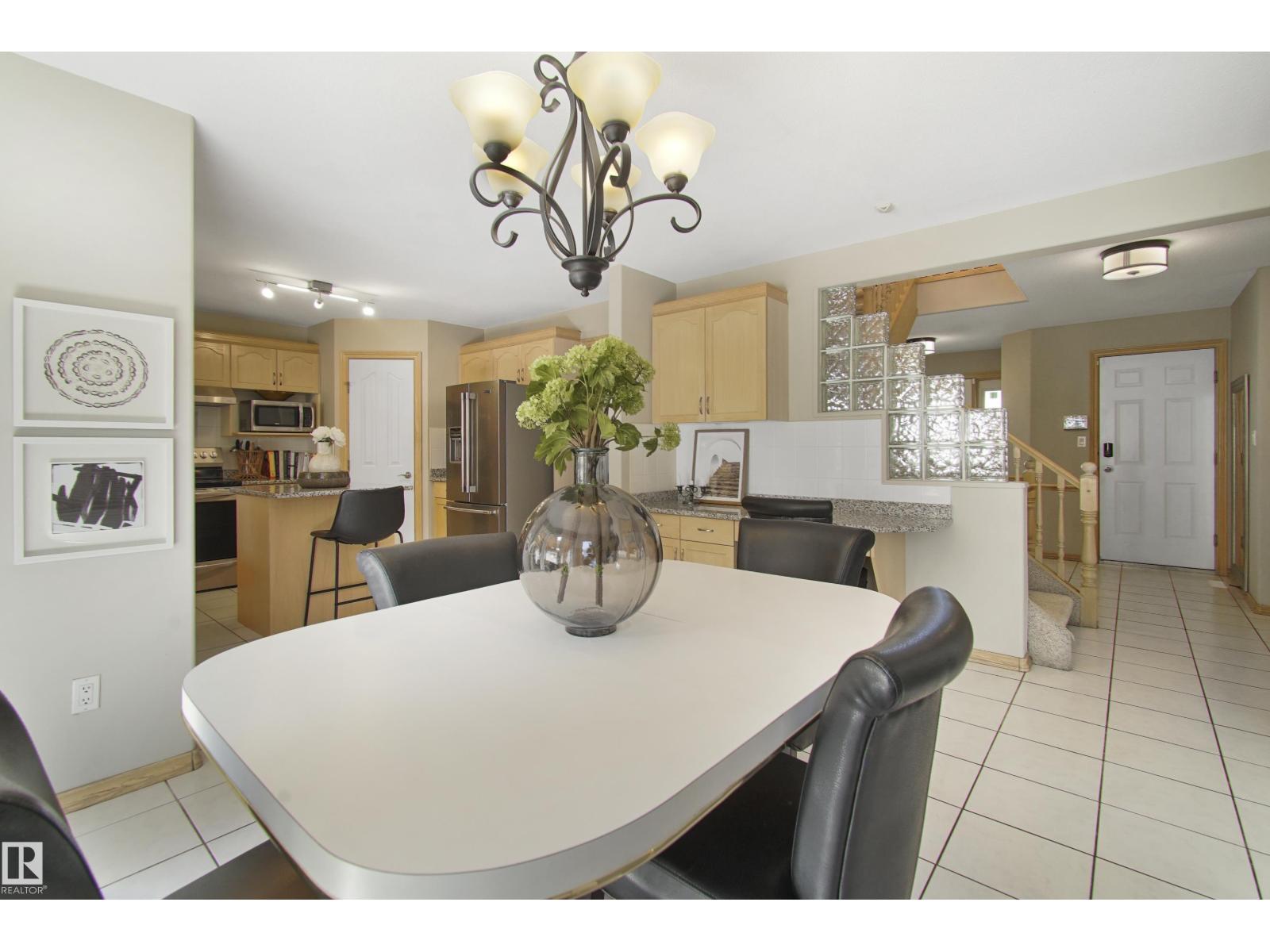 Photo 12 of 8617 158 A Av Nw, Edmonton AB
