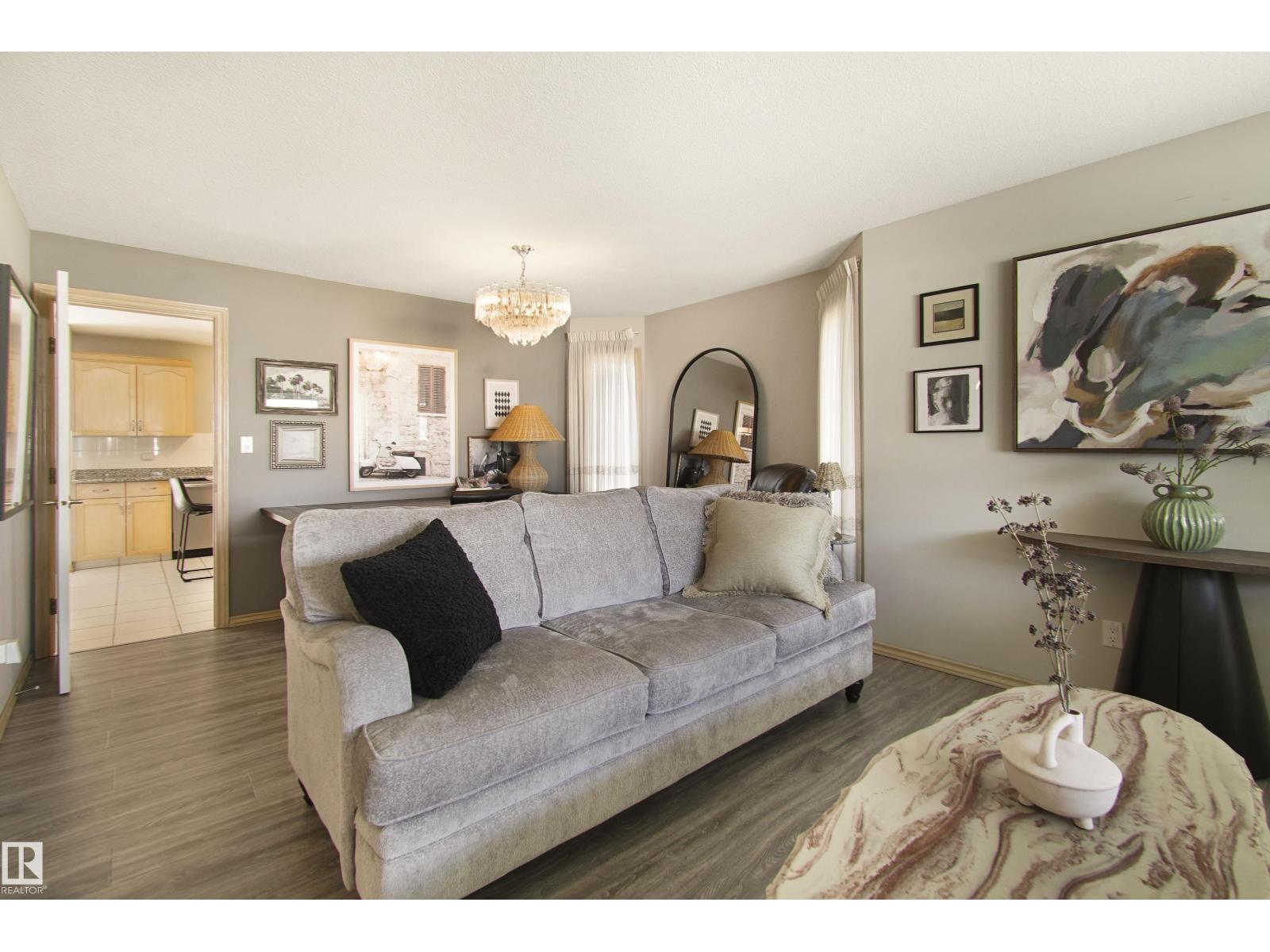 Photo 14 of 8617 158 A Av Nw, Edmonton AB