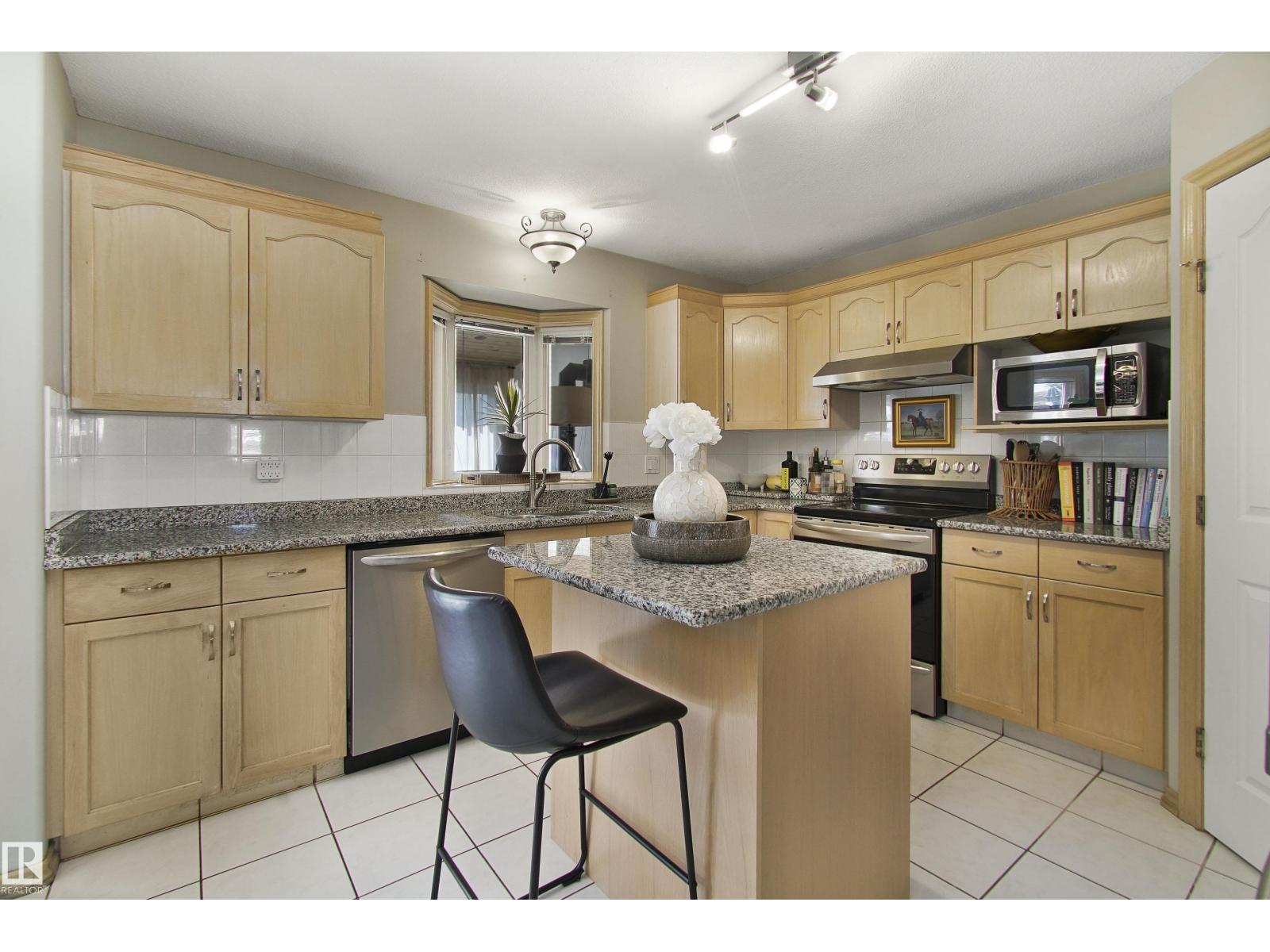 Photo 3 of 8617 158 A Av Nw, Edmonton AB