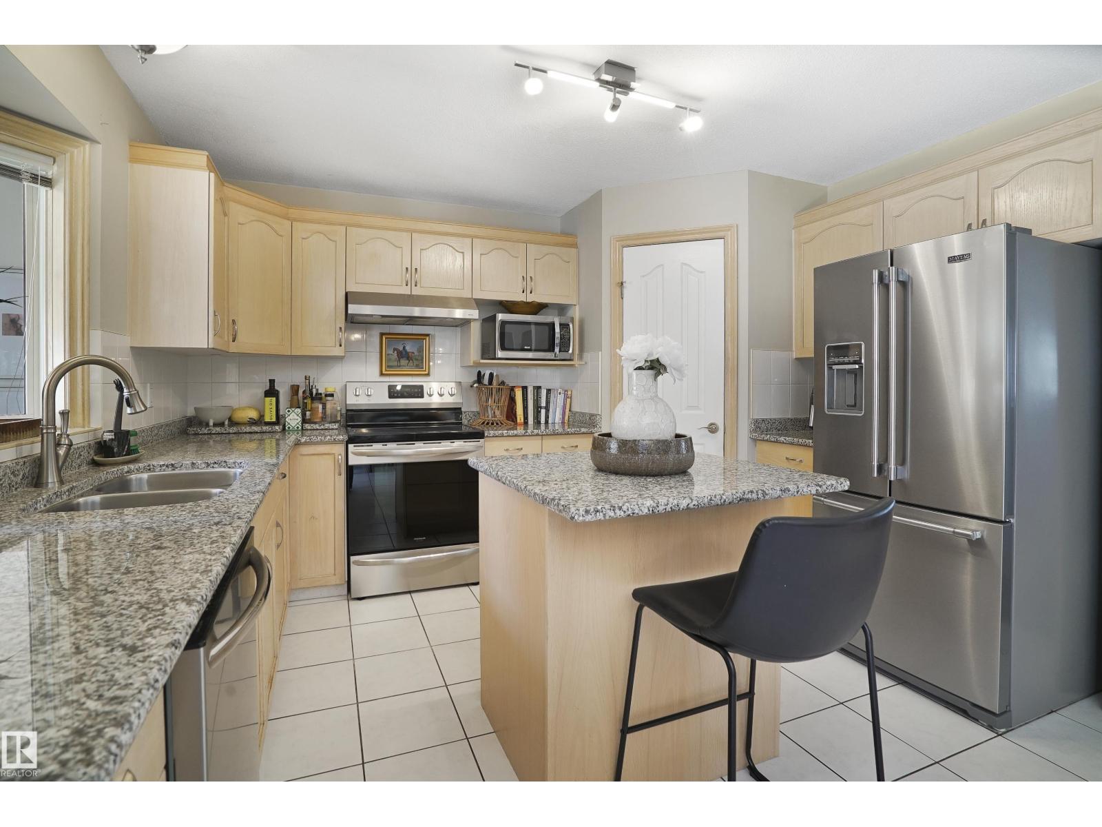 Photo 4 of 8617 158 A Av Nw, Edmonton AB