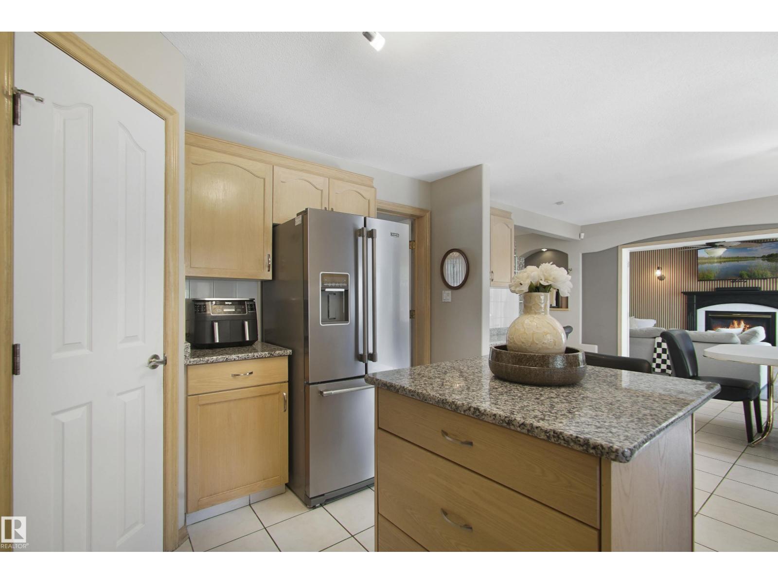 Photo 5 of 8617 158 A Av Nw, Edmonton AB