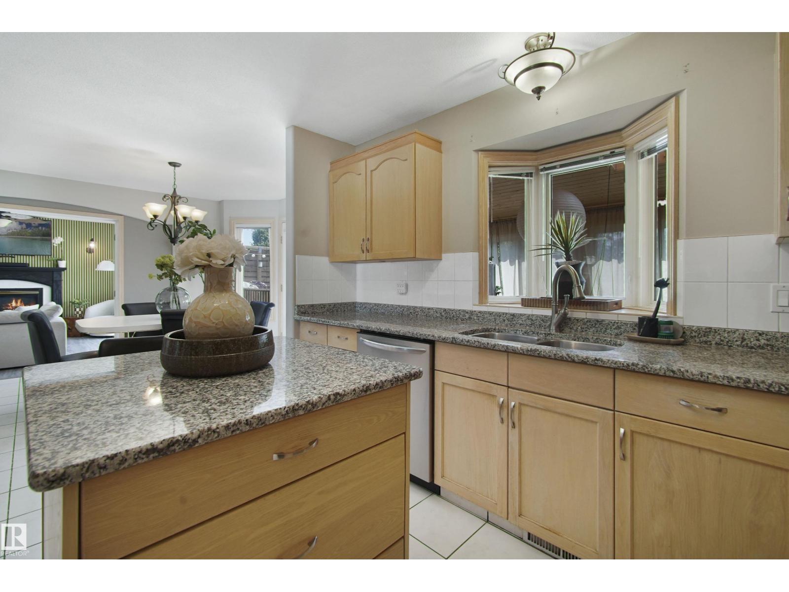 Photo 6 of 8617 158 A Av Nw, Edmonton AB