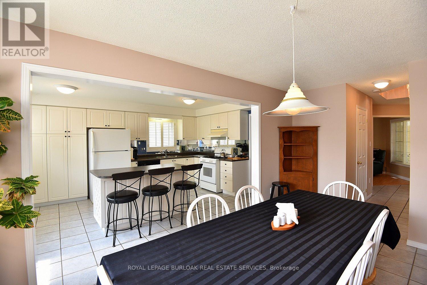 Photo 10 of 4002 Jarvis Crescent, Burlington ON