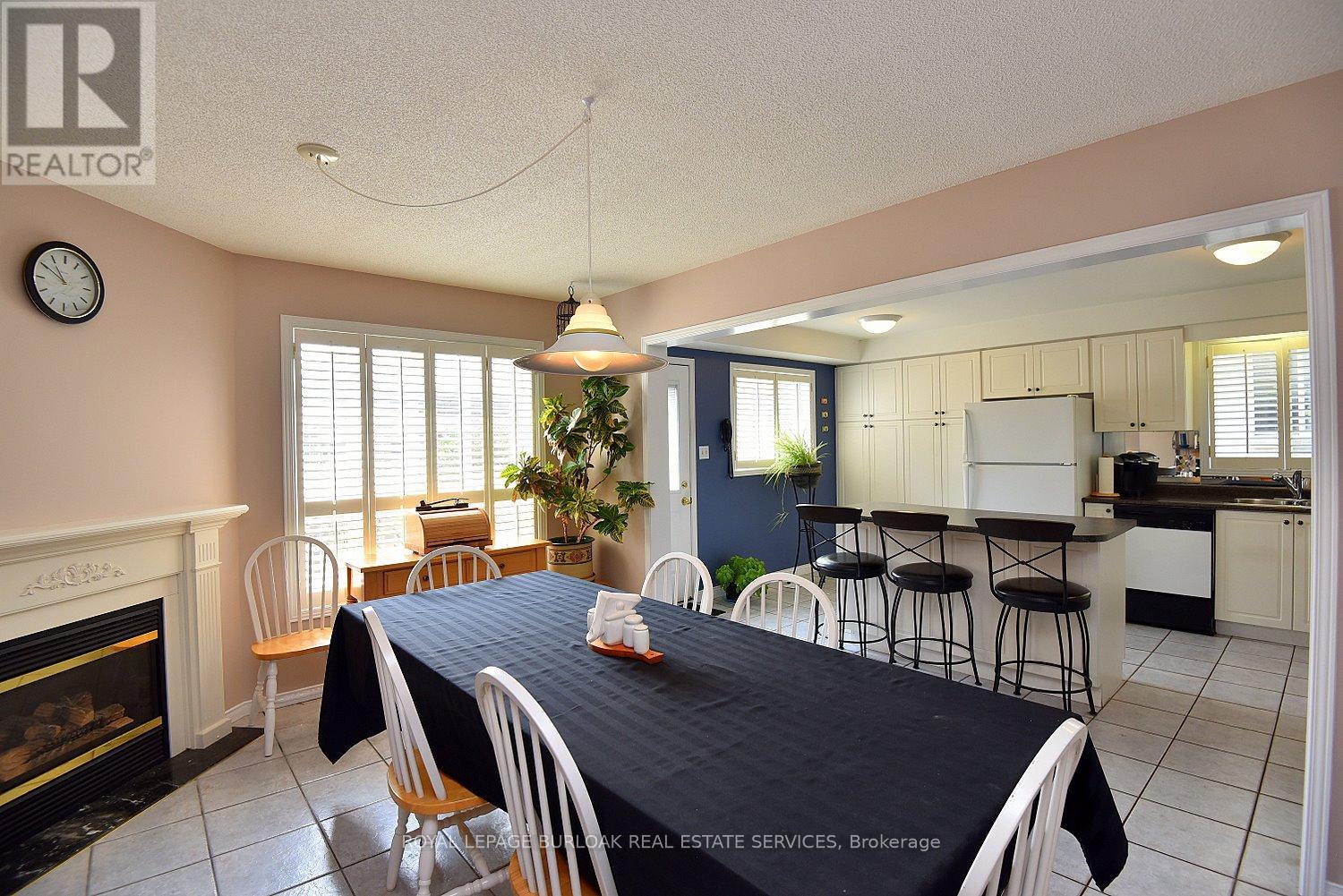 Photo 11 of 4002 Jarvis Crescent, Burlington ON