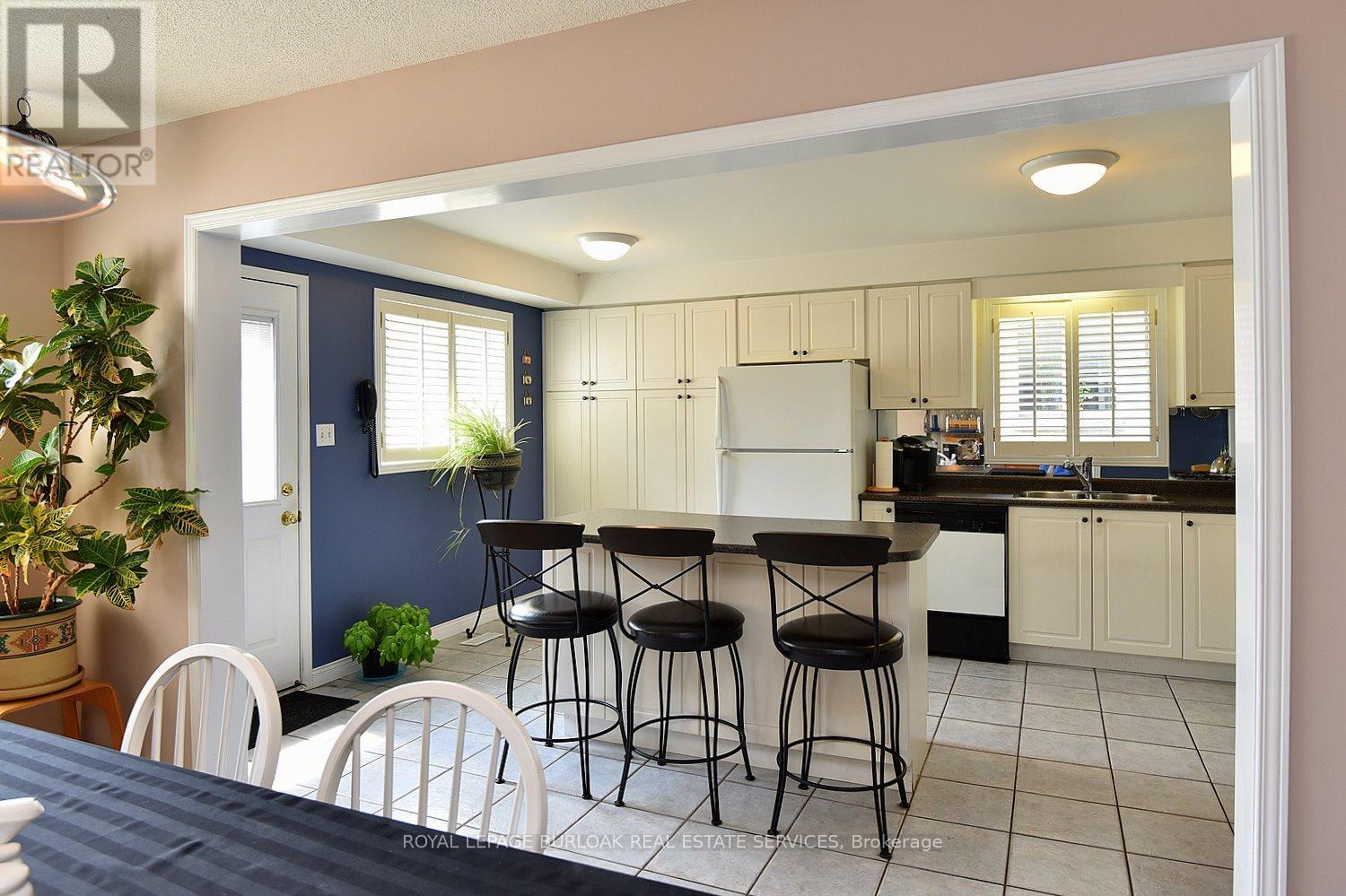 Photo 12 of 4002 Jarvis Crescent, Burlington ON
