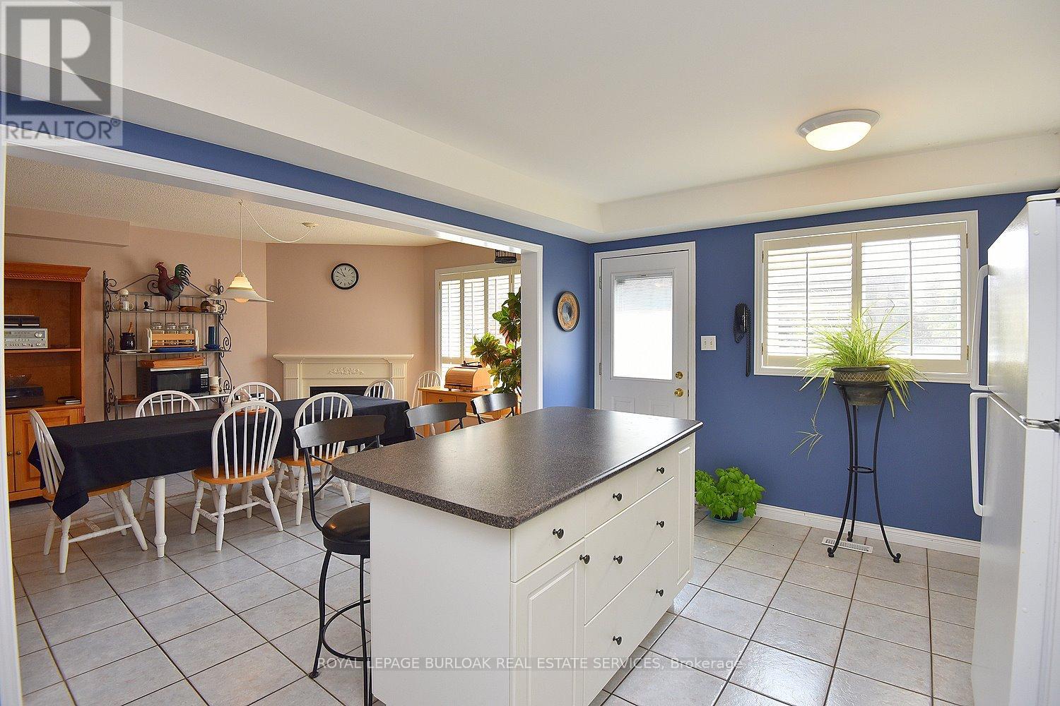 Photo 13 of 4002 Jarvis Crescent, Burlington ON