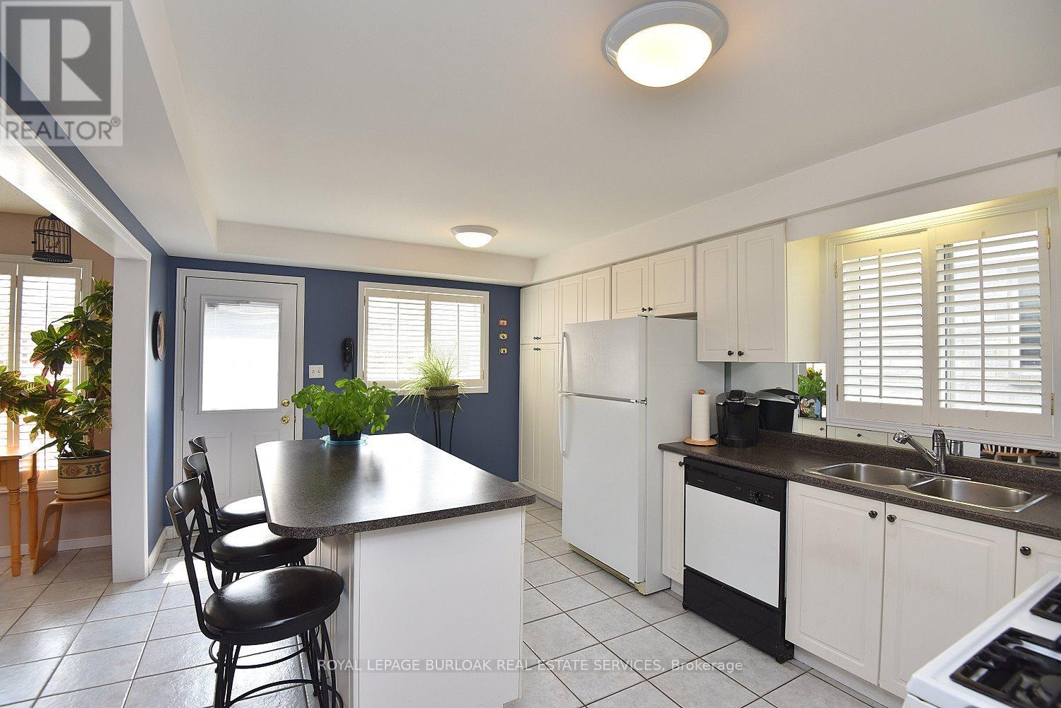 Photo 15 of 4002 Jarvis Crescent, Burlington ON
