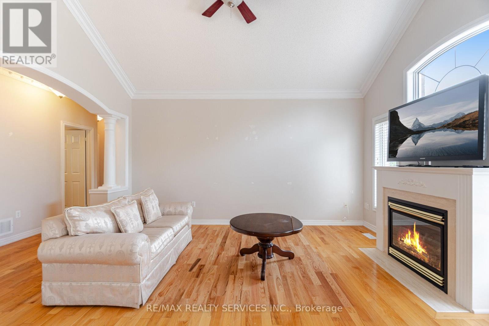 Photo 3 of 2413 Salcome Drive, Oakville ON