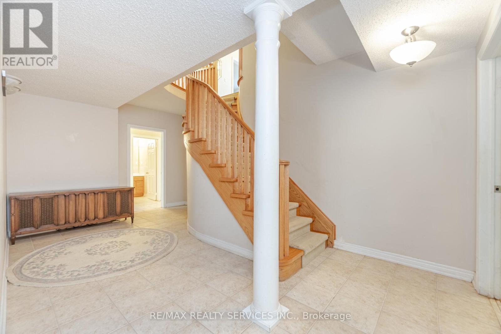 Photo 7 of 2413 Salcome Drive, Oakville ON