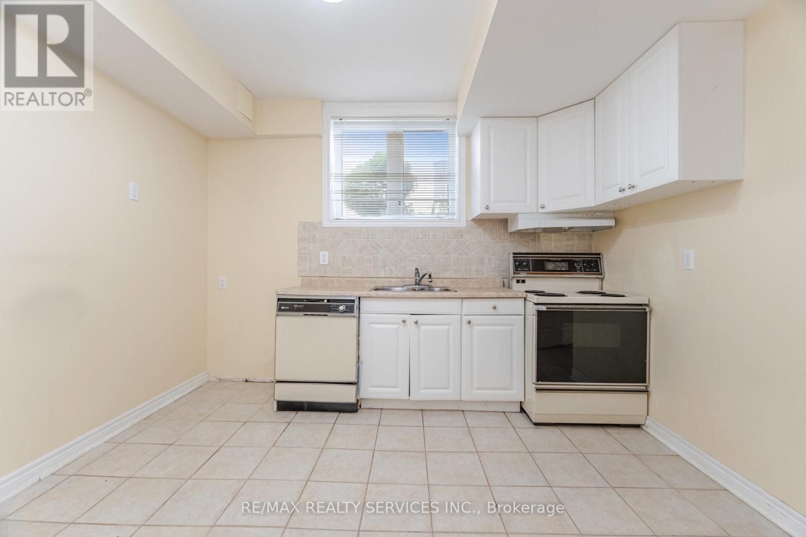 Photo 49 of 2413 Salcome Drive, Oakville ON
