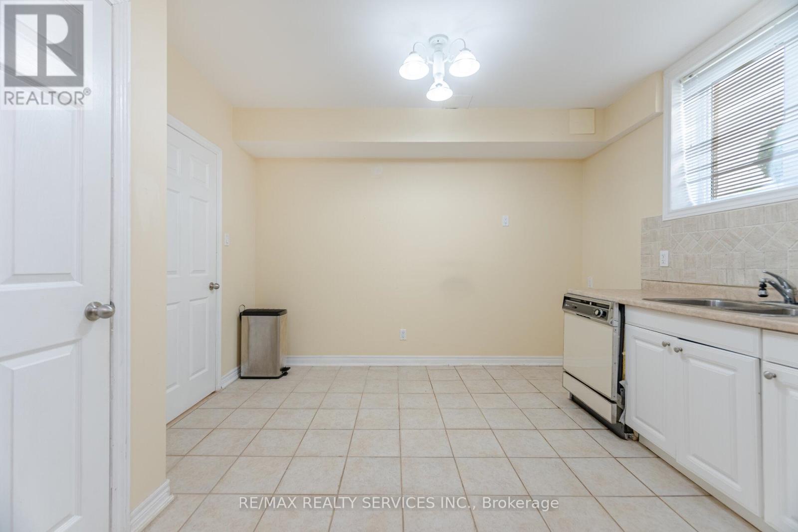 Photo 2 of 2413 Salcome Drive, Oakville ON