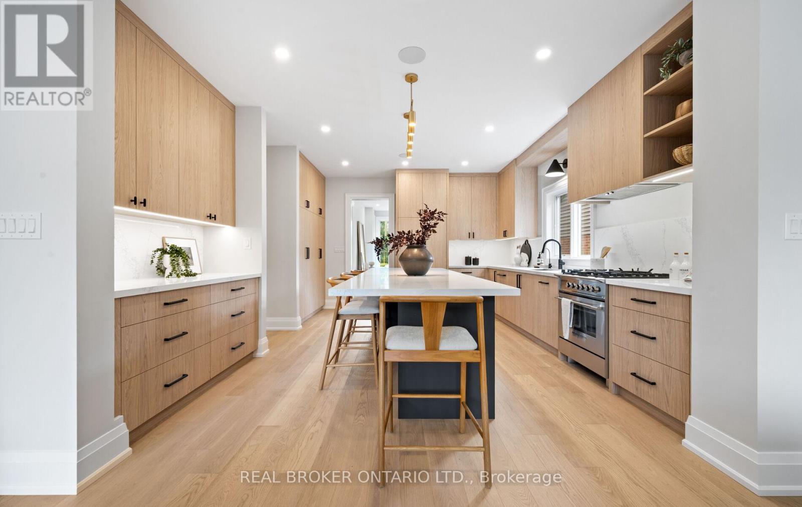 Photo 15 of 94 Prince Edward Drive S, Toronto ON